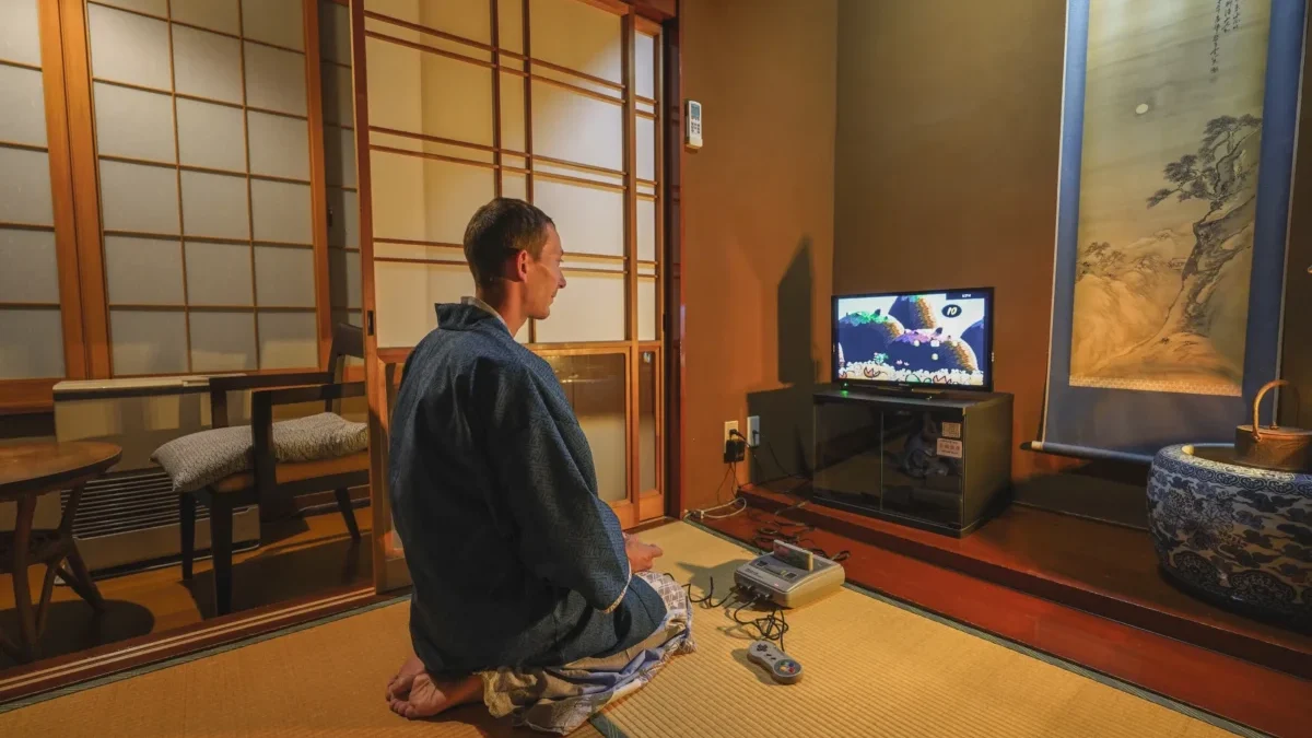 Japonec se dívá na televizi.