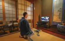 Japonec se dívá na televizi.