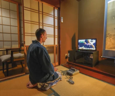 Japonec se dívá na televizi.