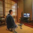 Japonec se dívá na televizi.