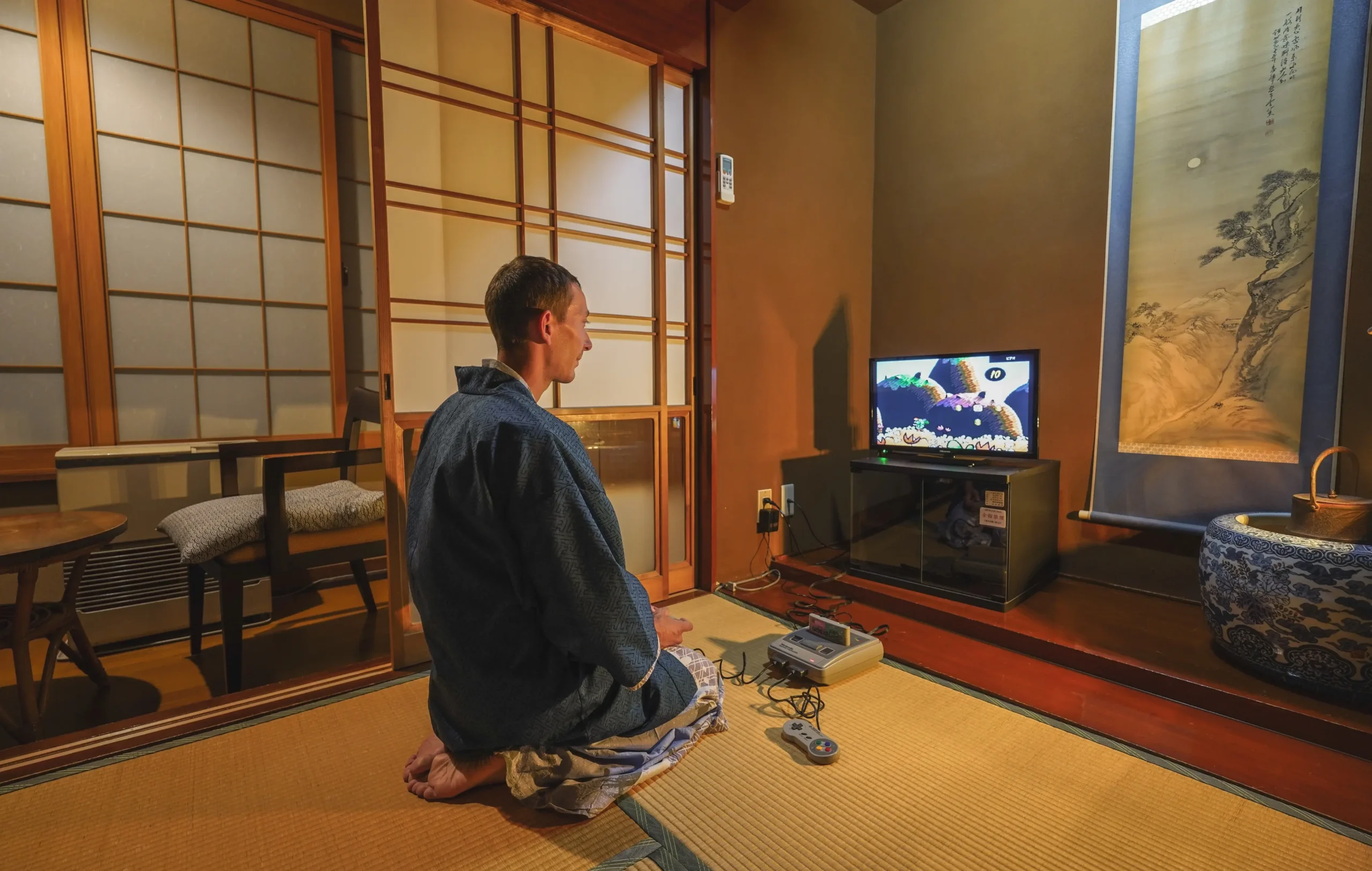 Japonec se dívá na televizi.
