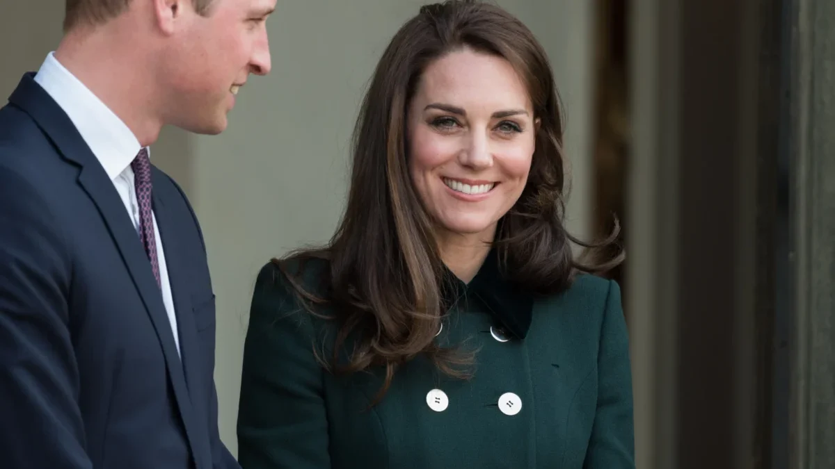 Princezna Catherine se usmívá.