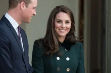 Princezna Catherine se usmívá.