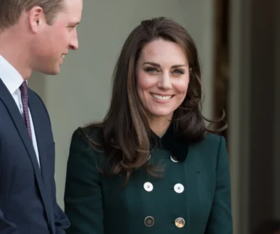 Princezna Catherine se usmívá.