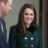 Princezna Catherine se usmívá.
