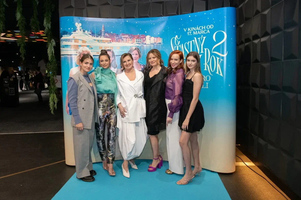 Herečky z filmu Šťastný nový rok 2: Dobro došli stojí vedle sebe.