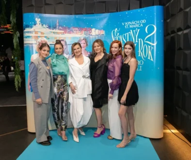 Herečky z filmu Šťastný nový rok 2: Dobro došli stojí vedle sebe.
