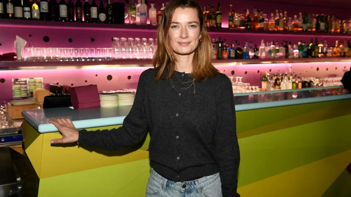 Marika Šoposká se opírá o bar.