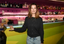 Marika Šoposká se opírá o bar.