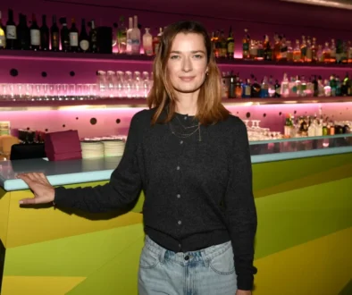 Marika Šoposká se opírá o bar.