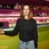 Marika Šoposká se opírá o bar.