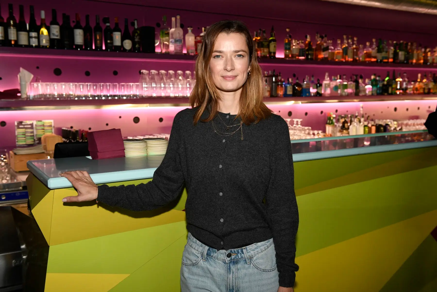 Marika Šoposká se opírá o bar.