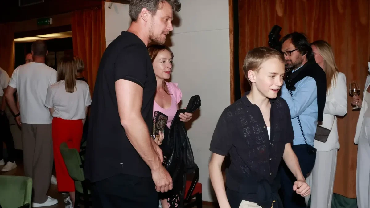 Herci se procházejí během premiéry seriálu Inspekce.
