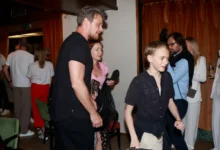 Herci se procházejí během premiéry seriálu Inspekce.