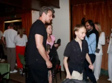 Herci se procházejí během premiéry seriálu Inspekce.