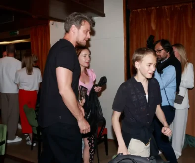 Herci se procházejí během premiéry seriálu Inspekce.