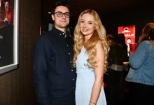 Nicole Šáchová stojí vedle partnera.