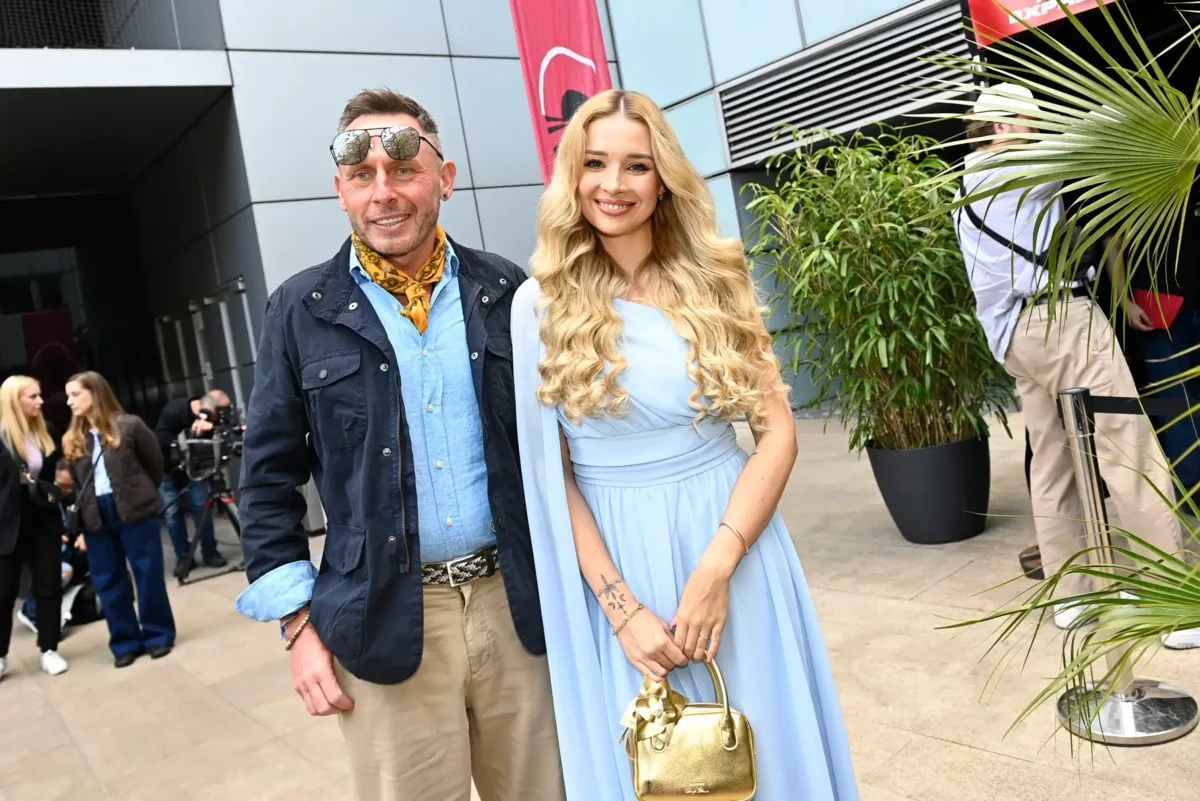 Jan Tuna stojí vedle Nicole Šáchové.