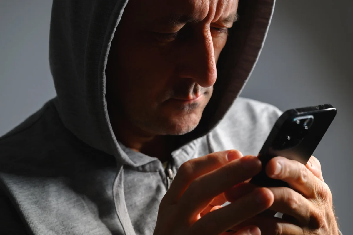 shutterstock_2688118633-2 | TVGURU.cz Muž se dívá do telefonu.