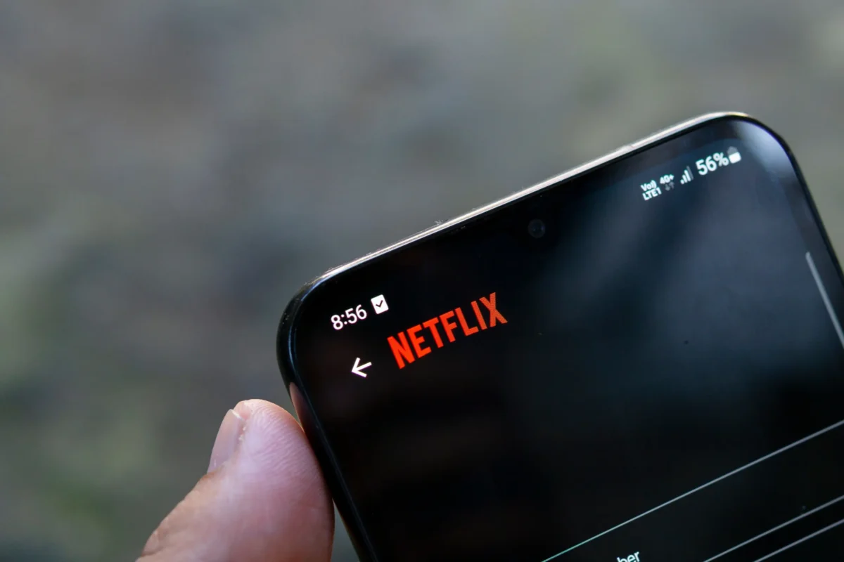 Na mobilu je zapnutý Netflix.