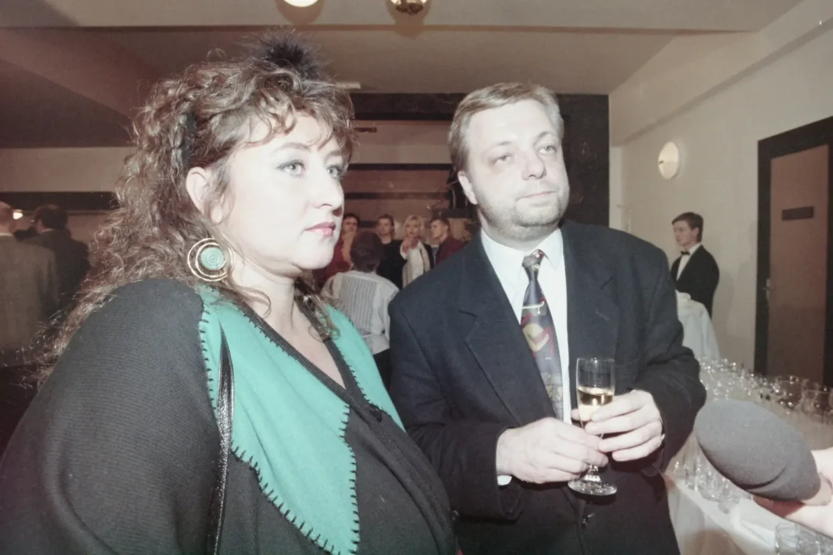 Halina Pawlowská a Milan Šteindler | TVGURU.cz Muž se skleničkou a žena s kudrnatými vlasy na párty