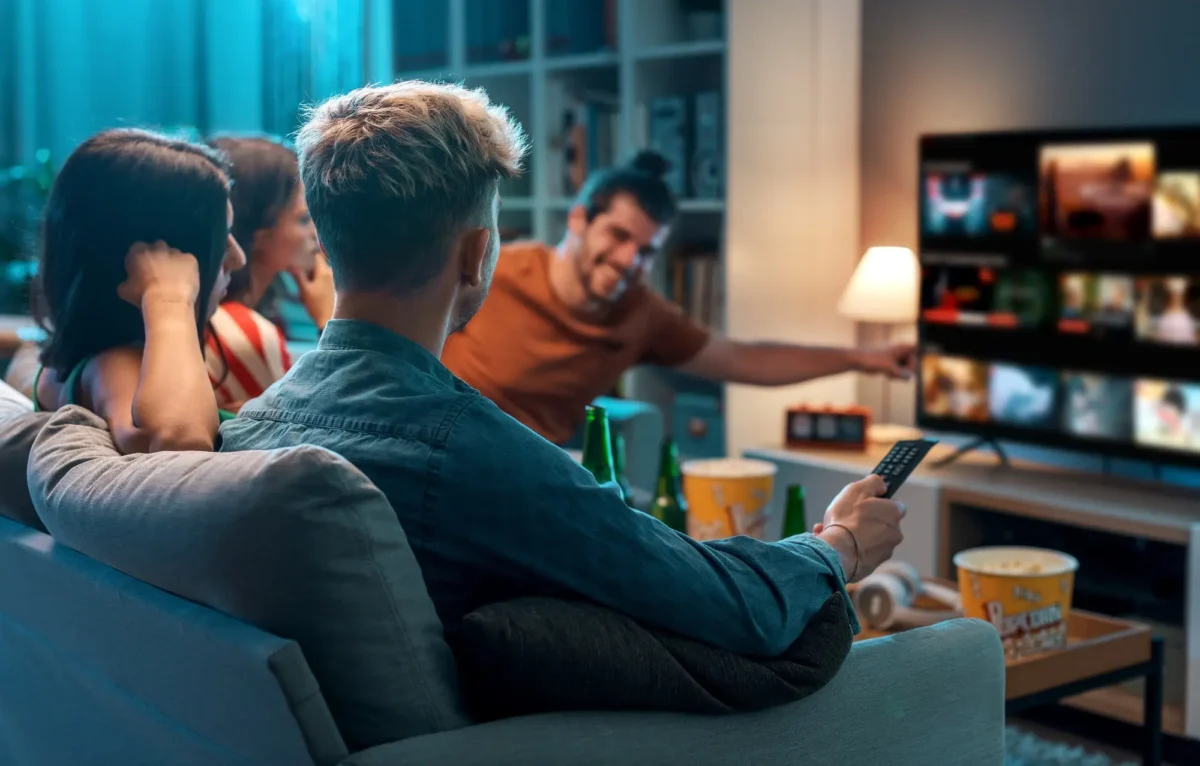 parta přátel u televize | TVGURU.cz parta přátel společně kouká na televizi