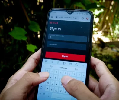 přihlašovací formulář ke streamovací službě Netflix na mobilu