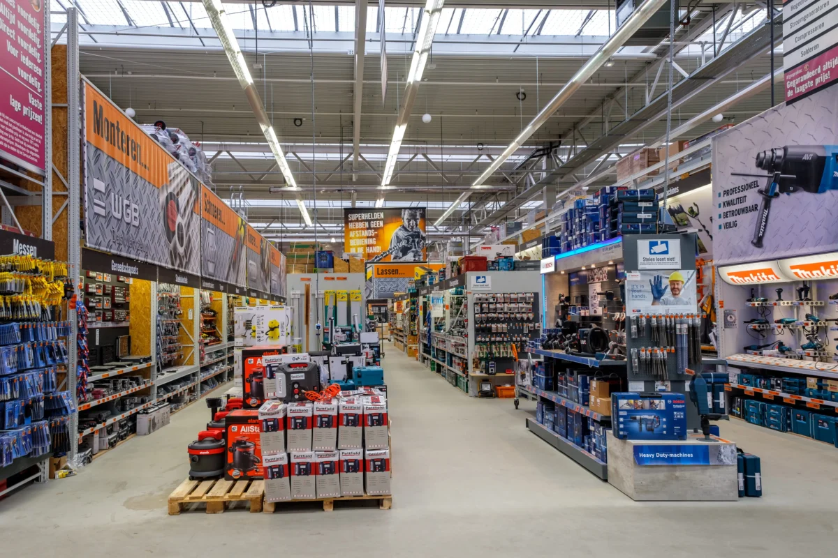 regály s nářadím v hobbymarketu