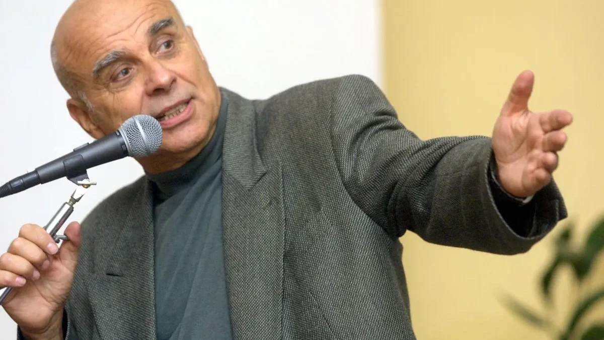 Ivan Mládek mluví do mikrofonu.