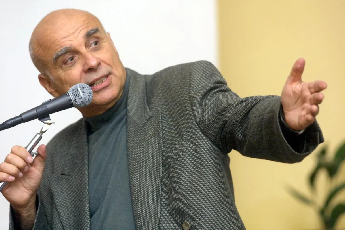 Ivan Mládek mluví do mikrofonu.