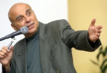 Ivan Mládek mluví do mikrofonu.