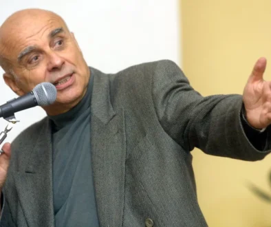 Ivan Mládek mluví do mikrofonu.