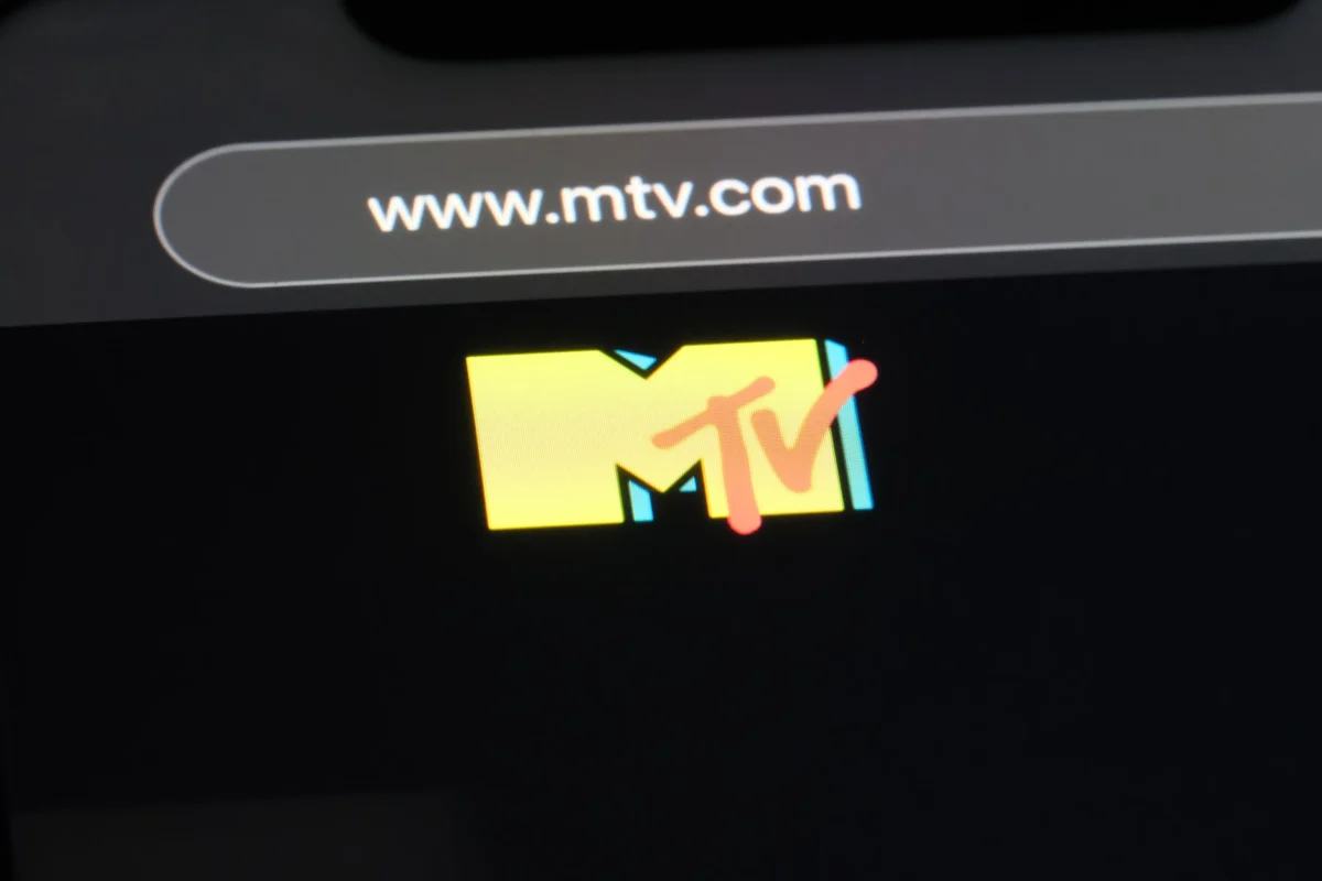 shutterstock_2393003977-2 | TVGURU.cz Logo MTV na obrazovce