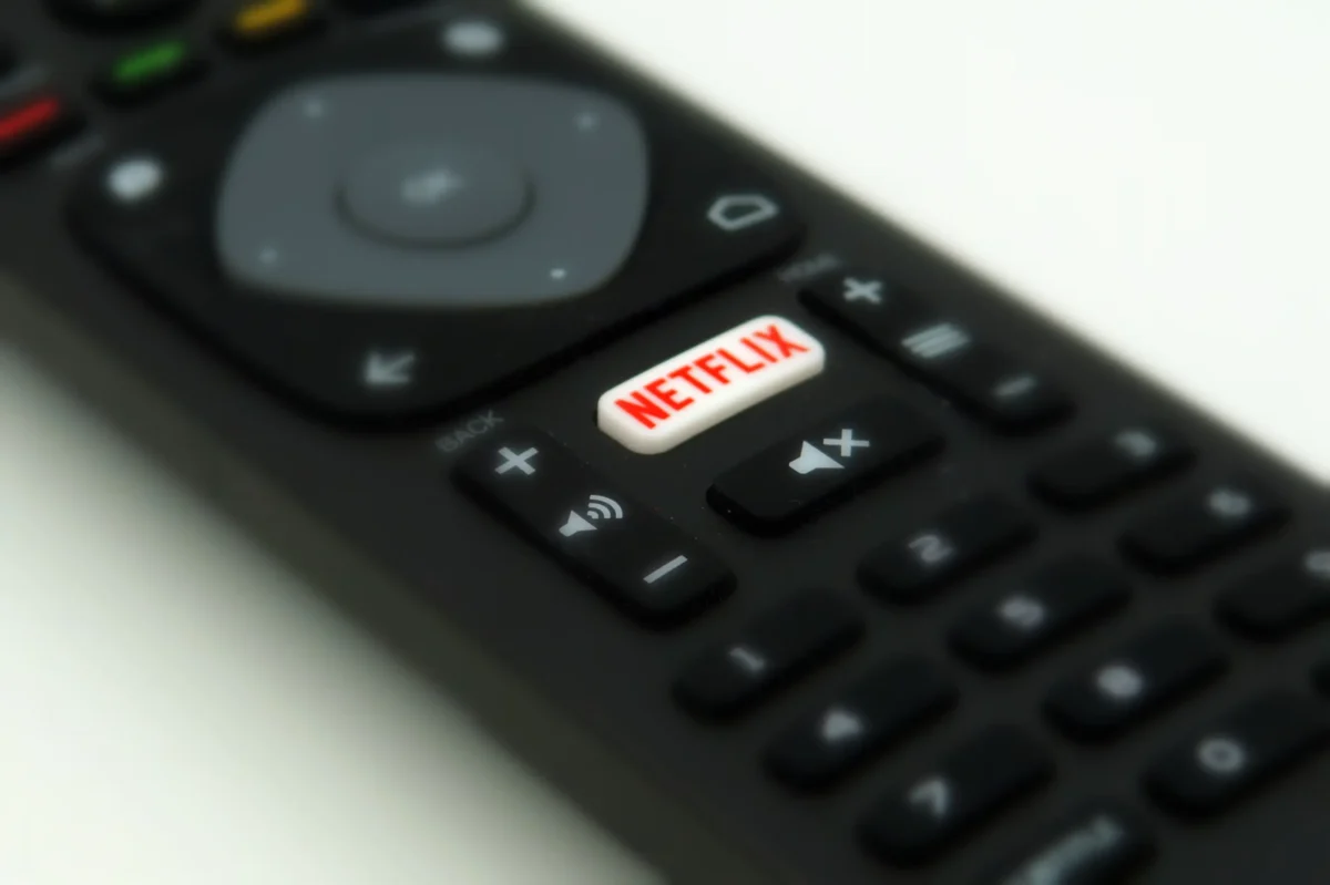 Ovladači dominuje nápis Netflix. 