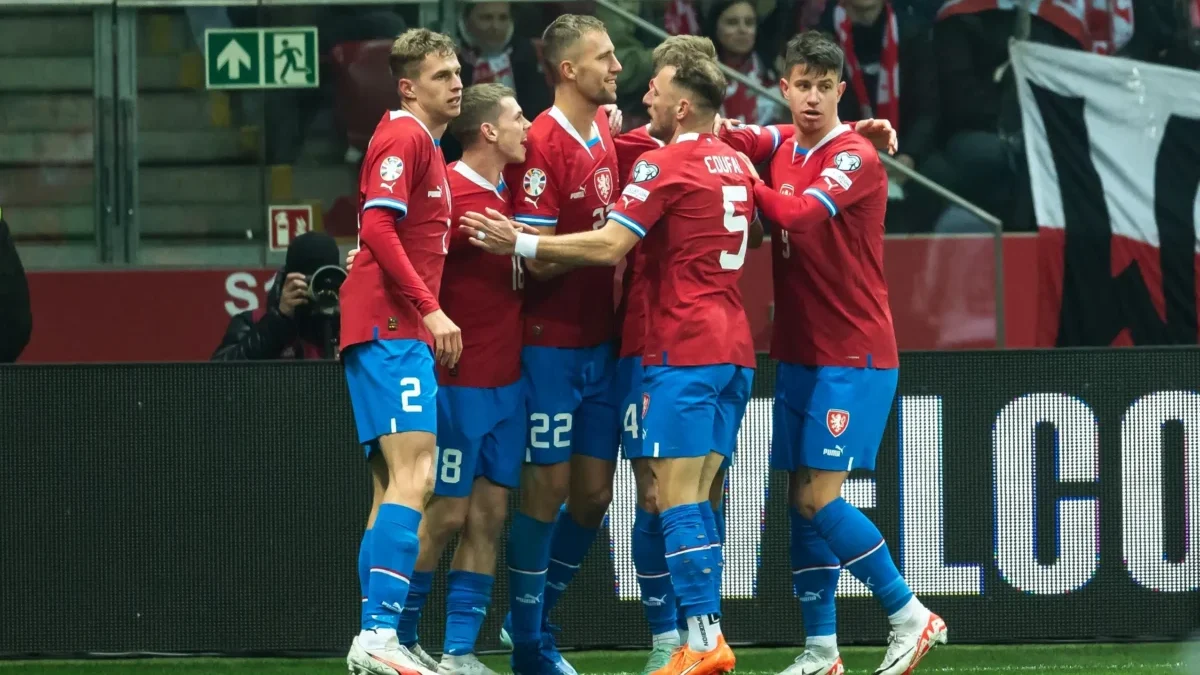 Fotbalisté české reprezentace se radují z úspěchu.