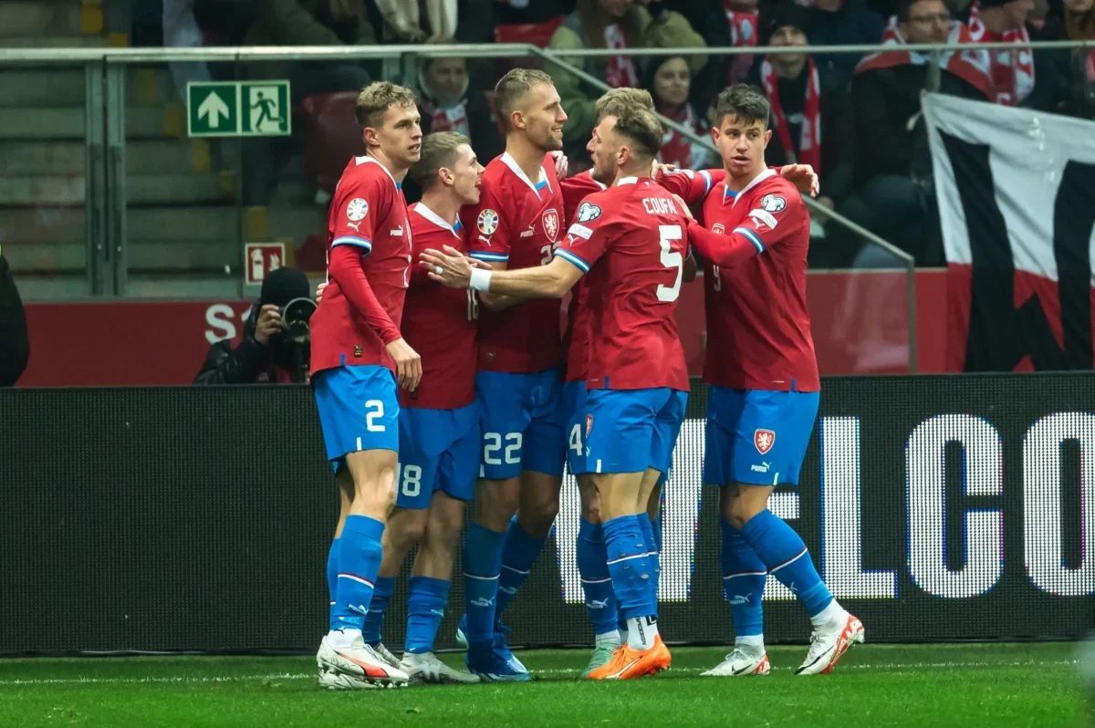 Fotbalisté české reprezentace se radují z úspěchu.