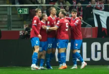 Fotbalisté české reprezentace se radují z úspěchu.