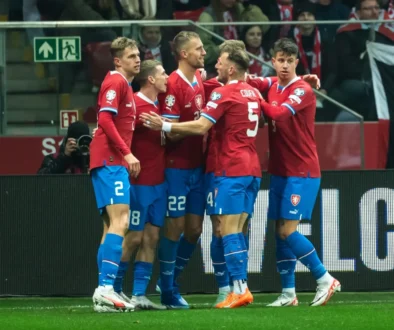 Fotbalisté české reprezentace se radují z úspěchu.