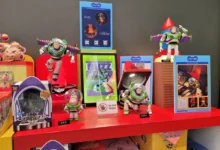 plastové figurky s krabicemi na polici