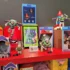 plastové figurky s krabicemi na polici