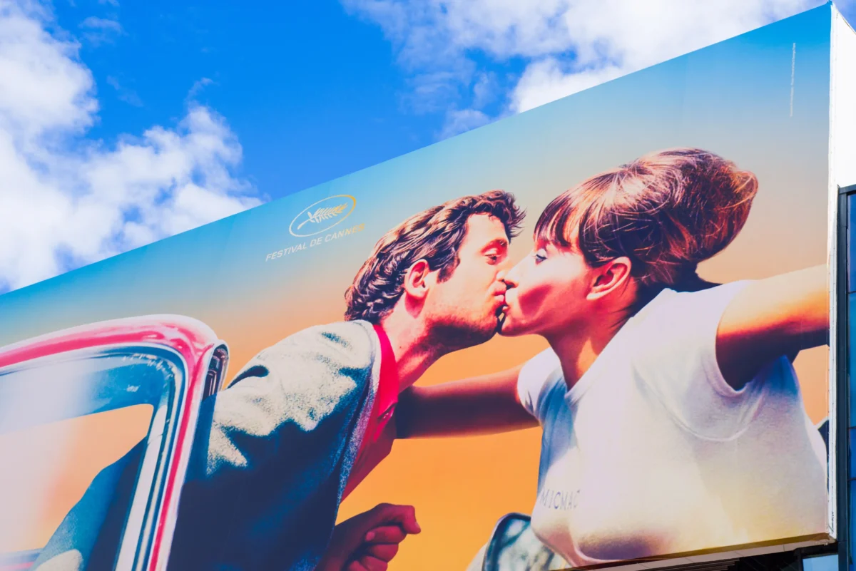 shutterstock_1092069095-2 | TVGURU.cz Na billboardu si Belmondo dává polibek se ženou.