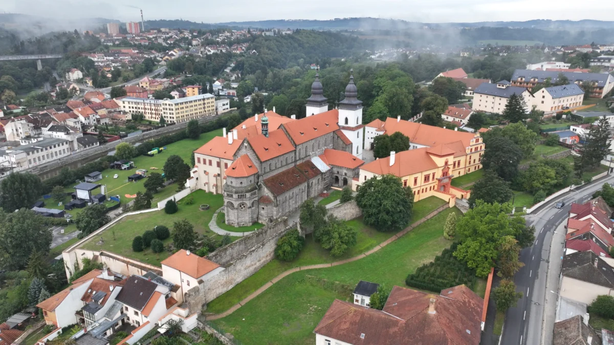 shutterstock_2196249247-2 | TVGURU.cz Výhled na baziliku v Třebíči
