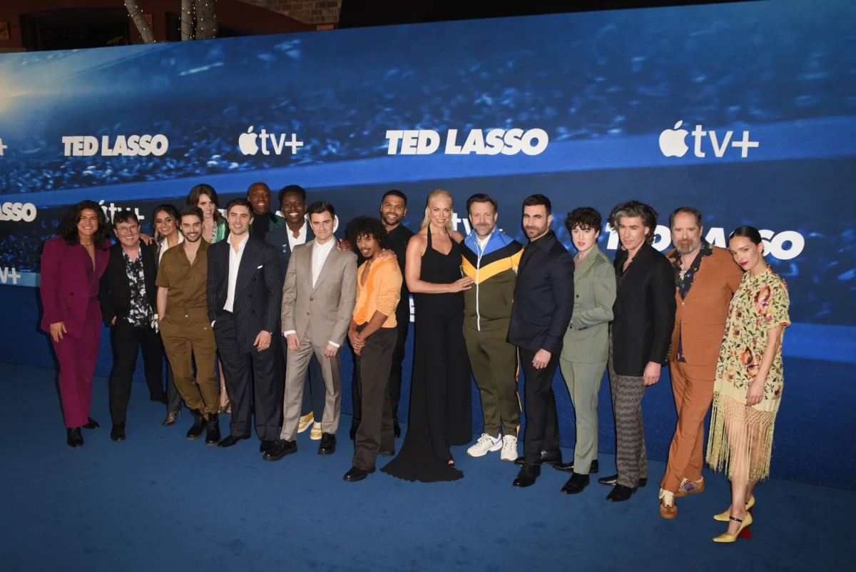 Herci ze seriálu Ted Lasso stojí vedle sebe.