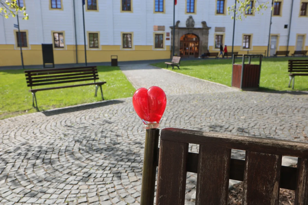 Skleněná ozdoba na lavičce v Novém Boru