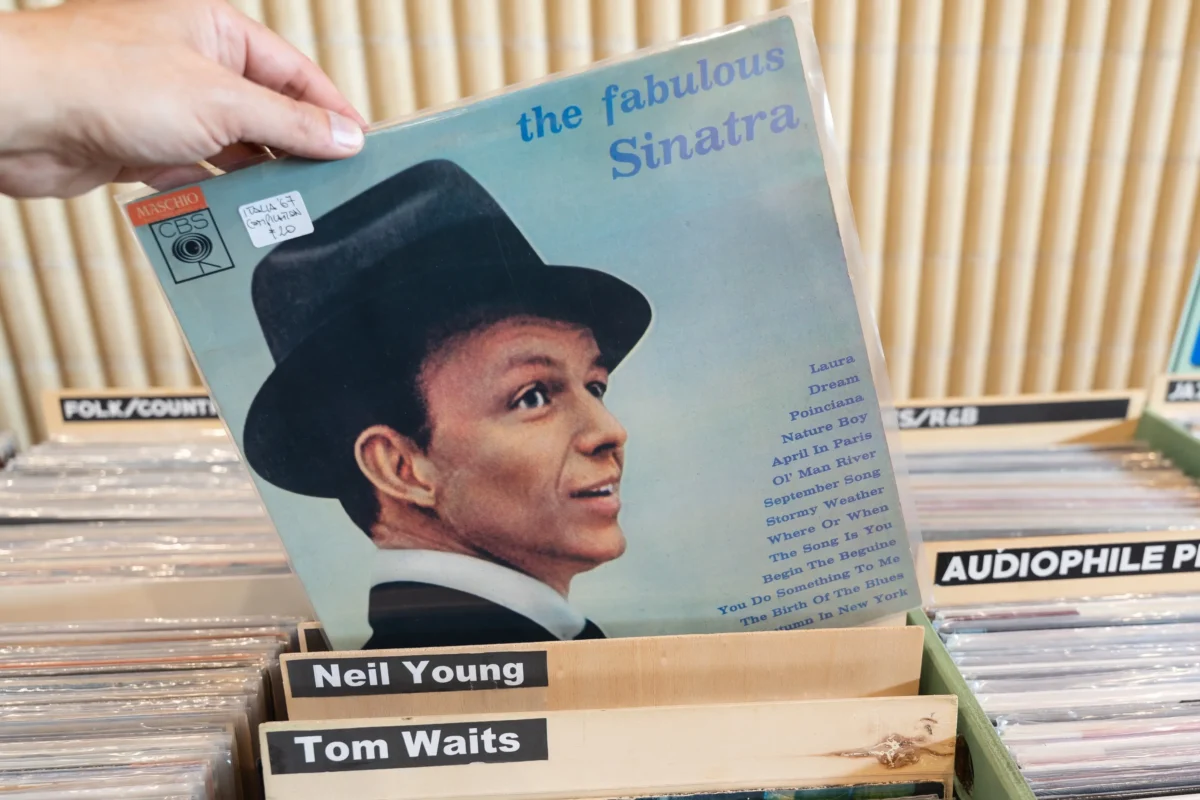 shutterstock_2710339053-2 | TVGURU.cz Na CD je Frank Sinatra.