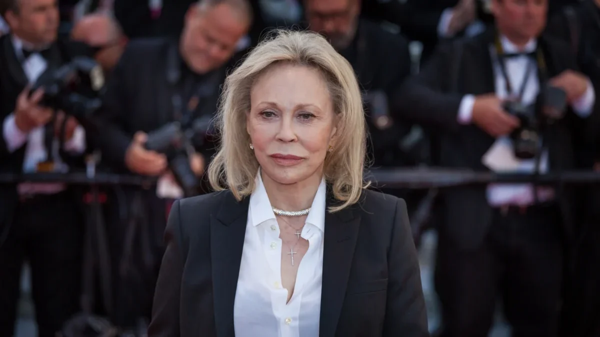 Faye Dunaway pózuje fotografům.