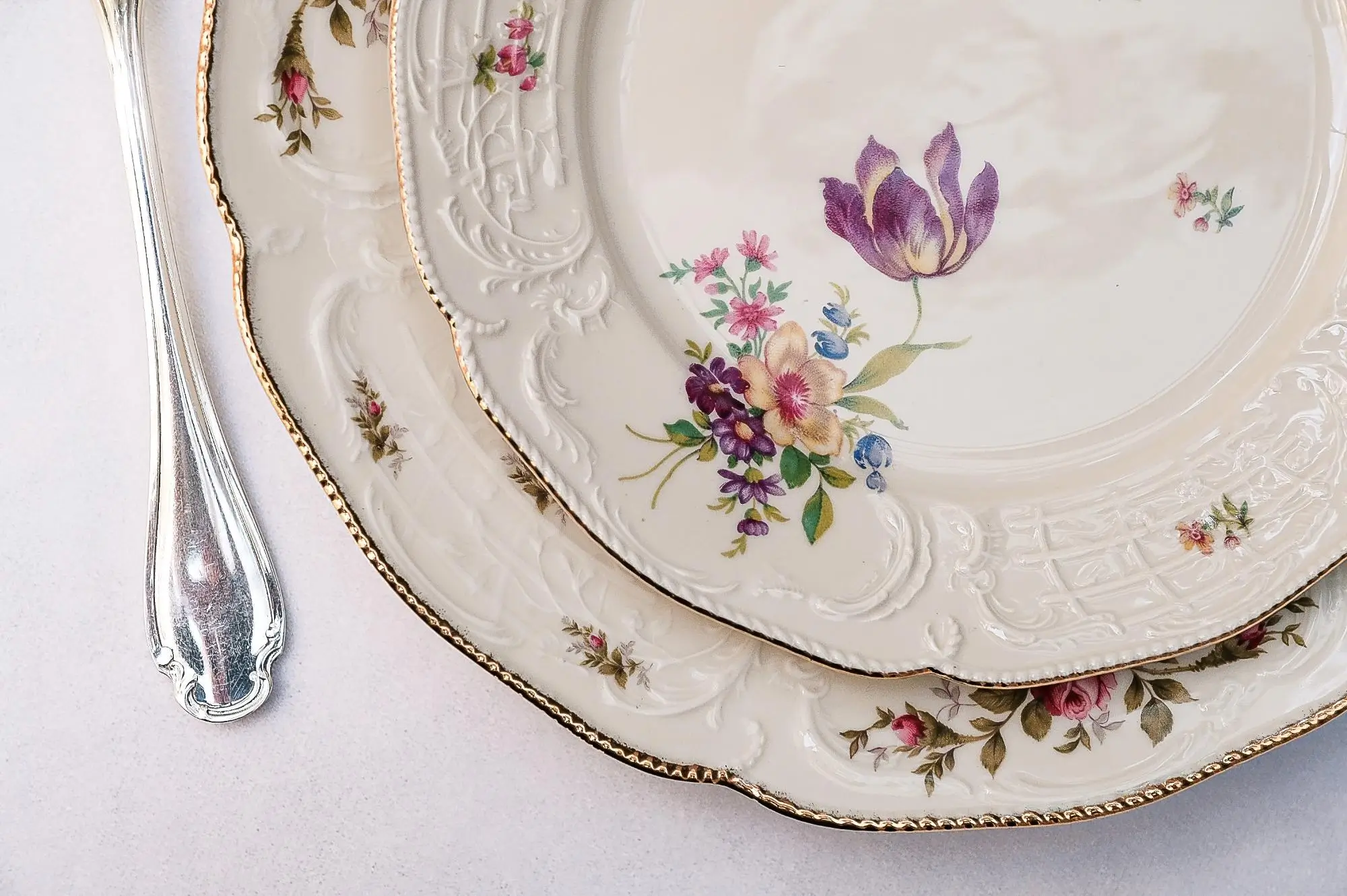 Tento starožitný porcelán patří spíš do muzea než na stůl - talíře prostřené na stole