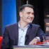 Moderátor Daniel Stach sedí na gauči.