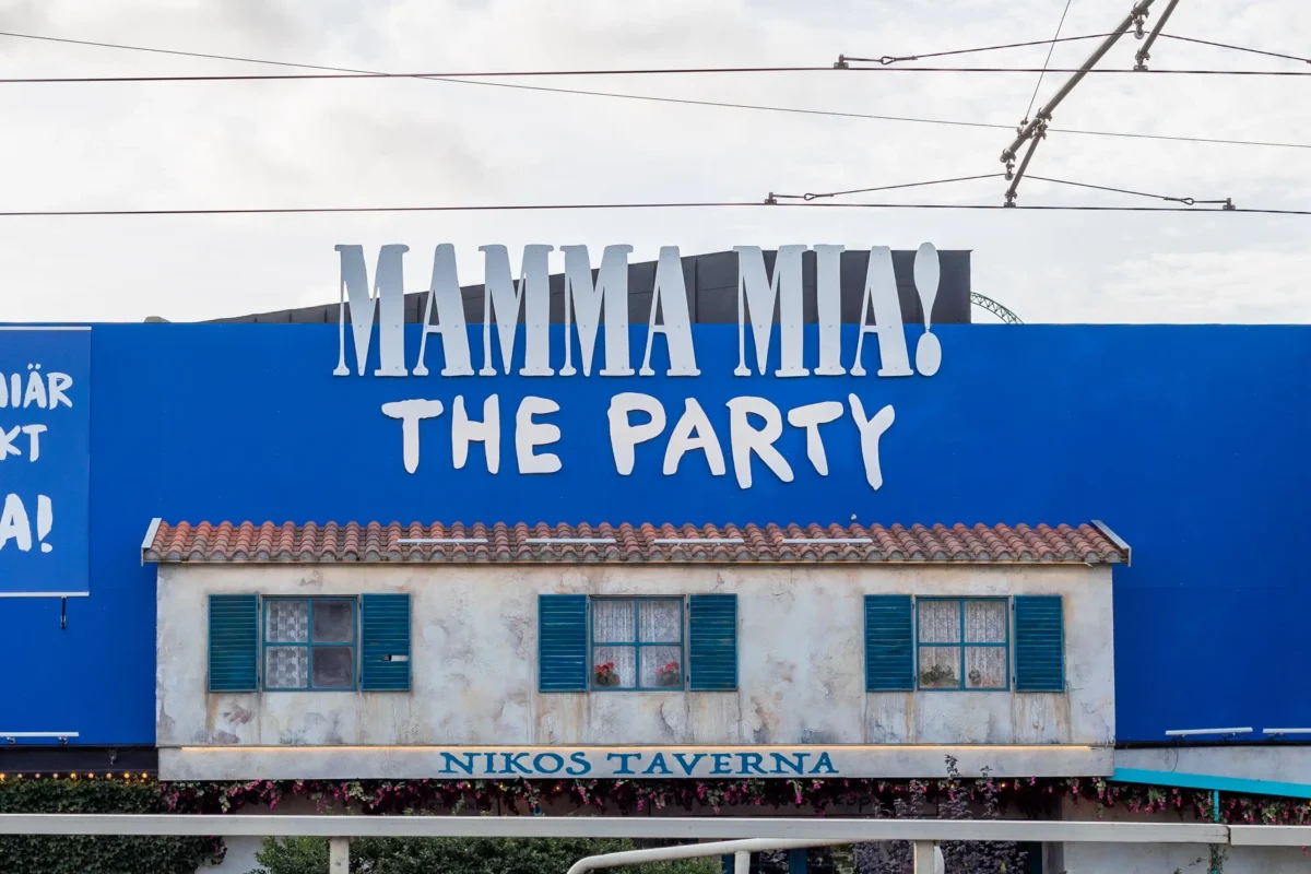 shutterstock_2062142939 | TVGURU.cz Na budově je nápis Mamma Mia! The Party