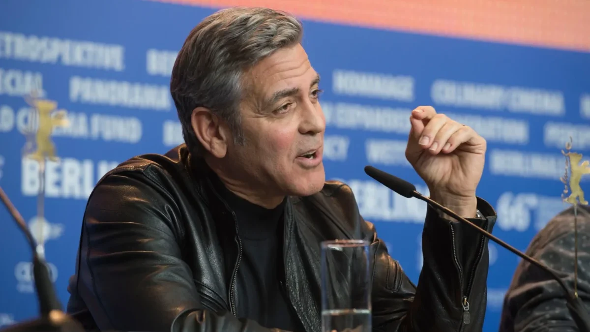 George Clooney mluví do mikrofonu.